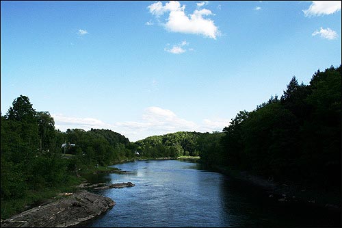 버몬트 주 경계에서 보이기 사작하는 화이트 리버(White river). 오늘 이야기의 배경이 되는 곳이다. 